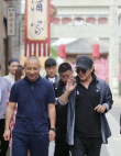 新戏？56岁李连杰现身电影小镇 留长发小肚腩抢镜