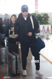 吴京全黑硬汉look现身机场 笑容可爱造成反差萌