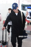 吴京全黑硬汉look现身机场 笑容可爱造成反差萌