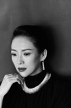 章子怡一襲黑紗長裙優(yōu)雅十足 孕肚明顯氣場全開