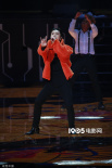 泰勒·斯威夫特穿银色战衣压轴 胡歌易烊千玺同台