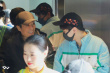 王俊凯机场偶遇张艺谋导演 亲密热聊秒变小可爱