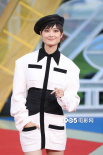 李宇春紅毯秀出白皙美腿 閉幕式將獻(xiàn)唱《哪吒》