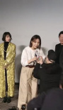 王珞丹新片首映会遇疯狂粉丝示爱 被吓得面色铁青