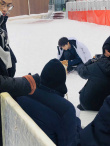 網(wǎng)友滑雪場偶遇王俊凱拍攝 披羽絨服雪地里擼柴犬