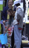 唐艺昕怀孕？网友三亚偶遇 同父母逛街孕味十足