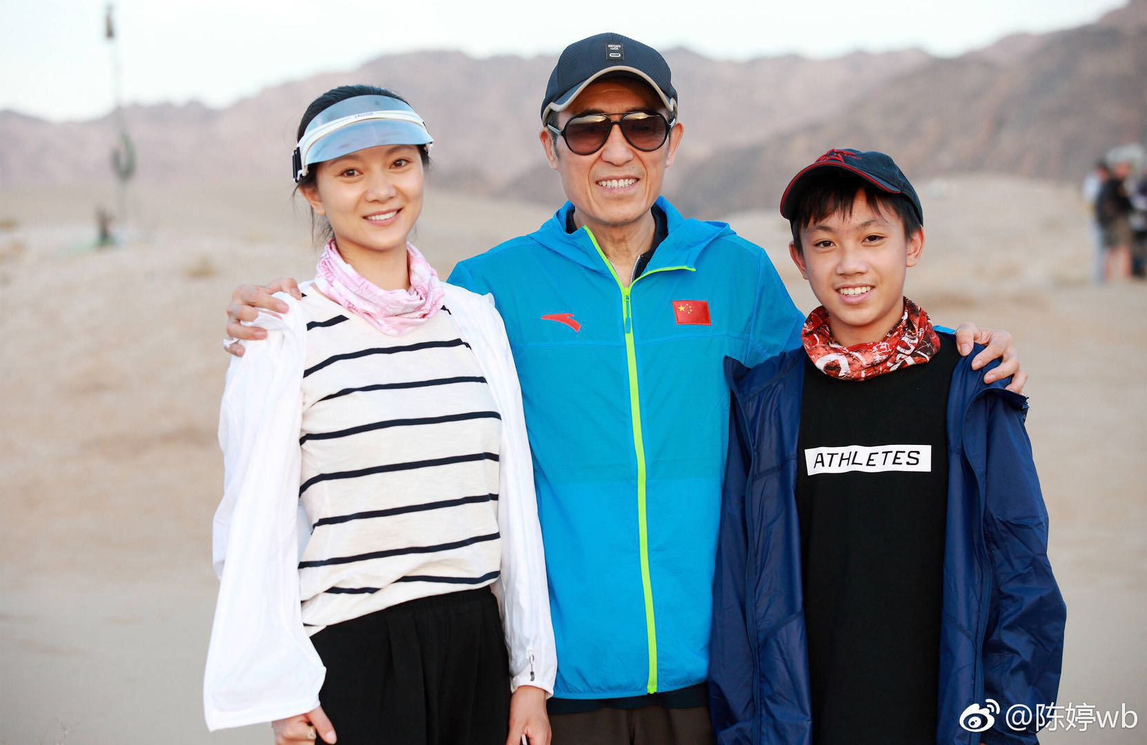 张艺谋老婆陈婷晒全家福拜年,一家五口同框画面超幸福