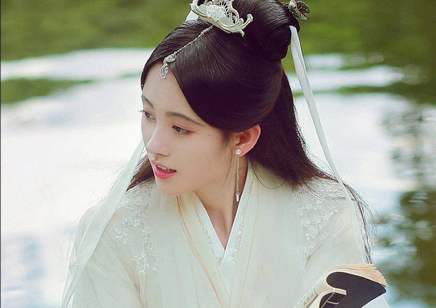 56岁的叶童评价于朦胧:时隔27年,这个许仙更有