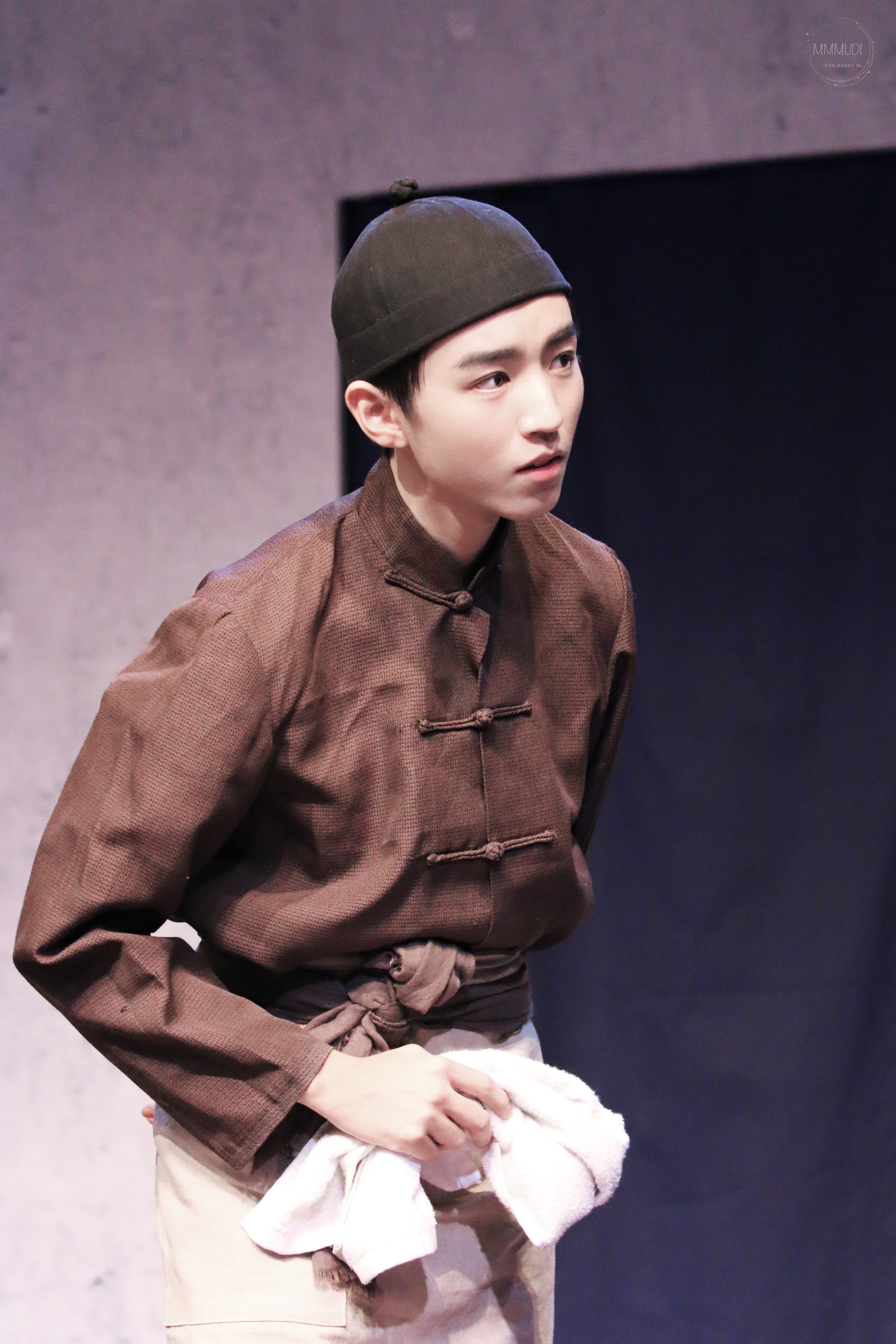 王俊凯北电期末考佝偻身姿饰店小二 京腔台词获赞