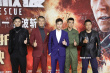 《紧急救援》主创亮相红毯 彭于晏激动抱起张涵予
