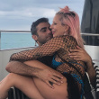 Lady Gaga晒与男友恩爱合照 两人贴脸自拍超甜蜜