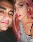 Lady Gaga晒与男友恩爱合照 两人贴脸自拍超甜蜜