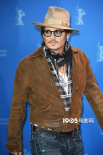 牛仔范儿！ 德普出席柏林电影节《水俣病》记者会