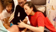 章子怡为儿子剃头汪峰醒醒围观 网友：发际线高了