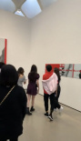 网友洛杉矶偶遇欧阳娜娜看画展 穿小性感深V短裙
