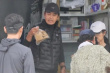 周润发母亲去世后首现身 与友人登山亲切合影粉丝