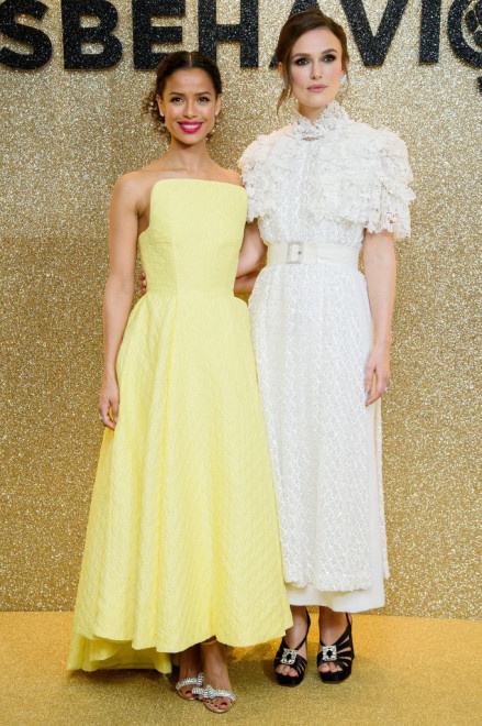 《品行不端》首映 凯拉·奈特莉白色连衣裙成焦点