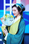 《王牌》关晓彤曝“青蛇”造型 衣袂飘飘眼神撩人