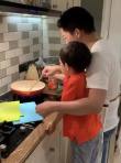 霍啟剛帶兒子下廚制作咖喱蝦 大手握小手畫面溫馨