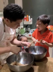 霍啟剛帶兒子下廚制作咖喱蝦 大手握小手畫(huà)面溫馨