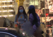 王菲女兒李嫣攜閨蜜做頭發(fā) 身穿露臍裝秀纖細蠻腰