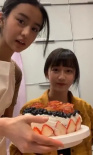 木村姐妹直播為媽媽做生日蛋糕 賣相獲贊飽含心意