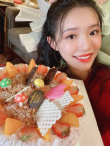 吃蛋糕喝奶茶超满足！林允晒搞怪美照庆祝生日