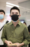阳刚帅气！李佳琦剪寸头现身机场 耐心为粉丝签名