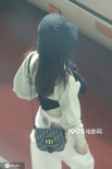 趙麗穎馮紹峰夫婦同框現(xiàn)身機(jī)場(chǎng) 一黑一白超般配