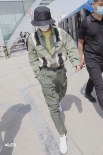 王俊凱軍綠色連體褲現(xiàn)身機場 單手插兜又酷又颯！