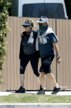 汤姆·汉克斯夫妇近况！与妻子搂肩散步恩爱满分