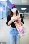 热情飞吻营业！张雨绮甜美风现身机场越看越可爱