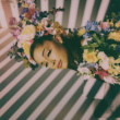 花仙子！A妹慶生派對(duì) 鮮花眼妝和男友甜蜜擁吻