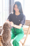 元气少女！木村光希与爱犬玩耍 灿笑露可爱虎牙