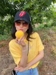 汪峰一家四口上山摘桃 章子怡小腹平坦破三胎传闻