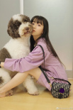 木村心美穿藕荷色西服 超宠溺拥抱爱犬笑容甜美