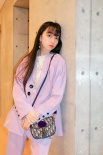 木村心美穿藕荷色西服 超宠溺拥抱爱犬笑容甜美