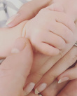 “星爵”老婆顺利产女 晒一家三口握手照分享喜讯