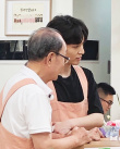 張藝興《忘不了餐廳》路透 穿粉圍裙工服乖巧可愛(ài)