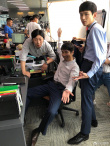 白敬亭分享与赵又廷合照 吐槽：被迫陪领导妖娆