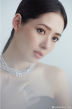 郭碧婷曝近照顏值不掉線 穿黑裙巧遮孕肚幸福燦笑