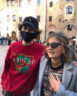 甜茶游意大利不見女友 小胡子造型與粉絲親密合影