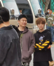 想胡擼！鹿晗泰迪卷造型曝光 站陳赫身邊嬌小可愛
