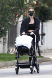 星爵娇妻产后不足两月极速瘦身 推女儿散步秀蛮腰