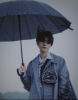 王俊凱雨中寫真浪漫文藝 膠片質(zhì)感盡顯清冷帥氣
