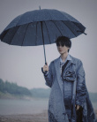 王俊凱雨中寫真浪漫文藝 膠片質(zhì)感盡顯清冷帥氣