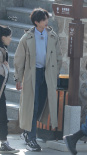 秋日男友！蔡徐坤《奔跑吧》路透 米色风衣文艺范