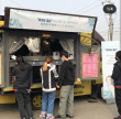 好暖心！湯唯開工第一天 公婆帶全家人送應援車