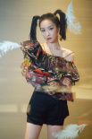 宋茜雙馬尾造型亮相晚會 唱青島rap反轉(zhuǎn)魅力爆棚