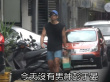 暖男形象塌了？彭于晏街頭疑不爽狗仔跟蹤豎中指